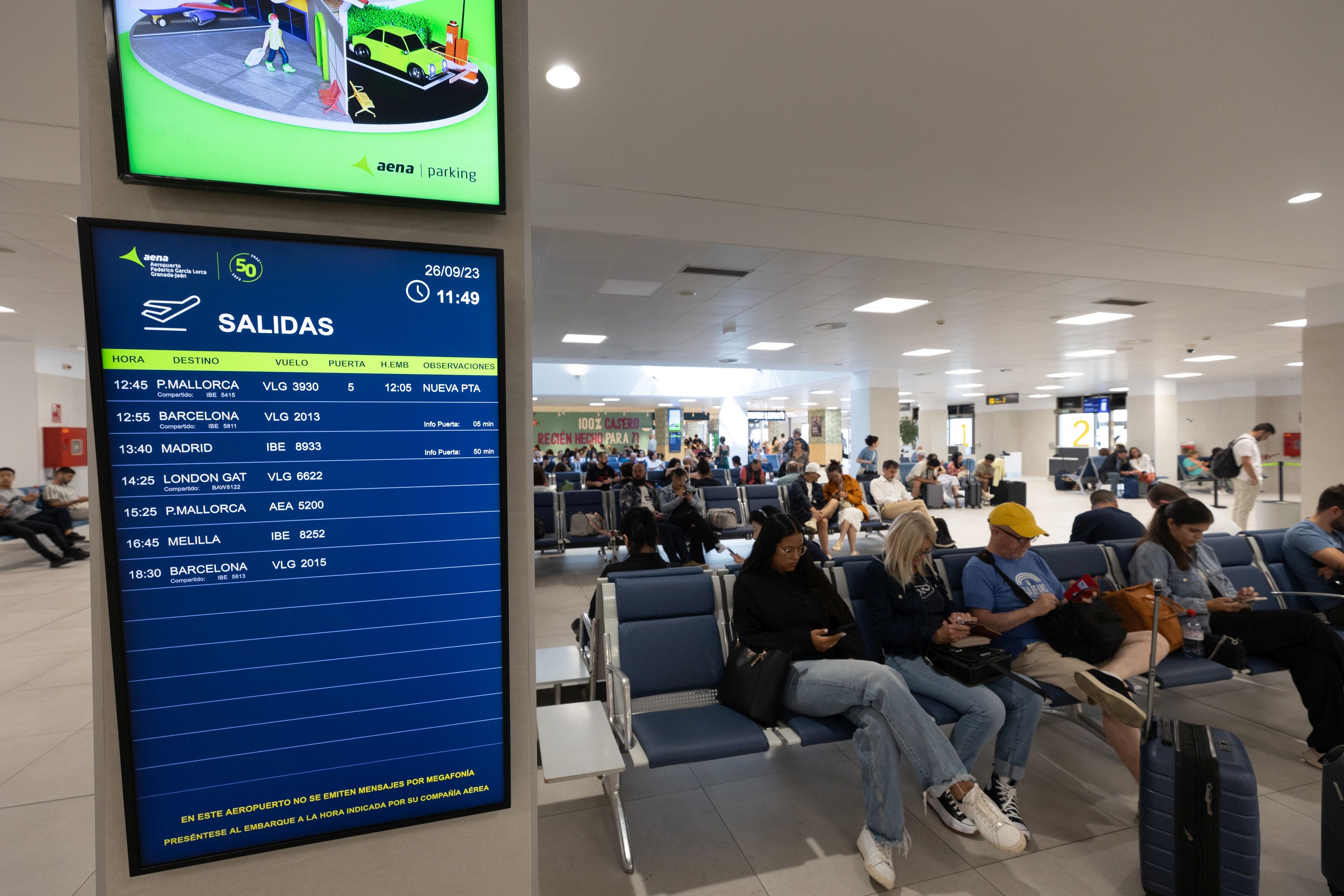 Pasajeros en el aeropuerto de Granada.