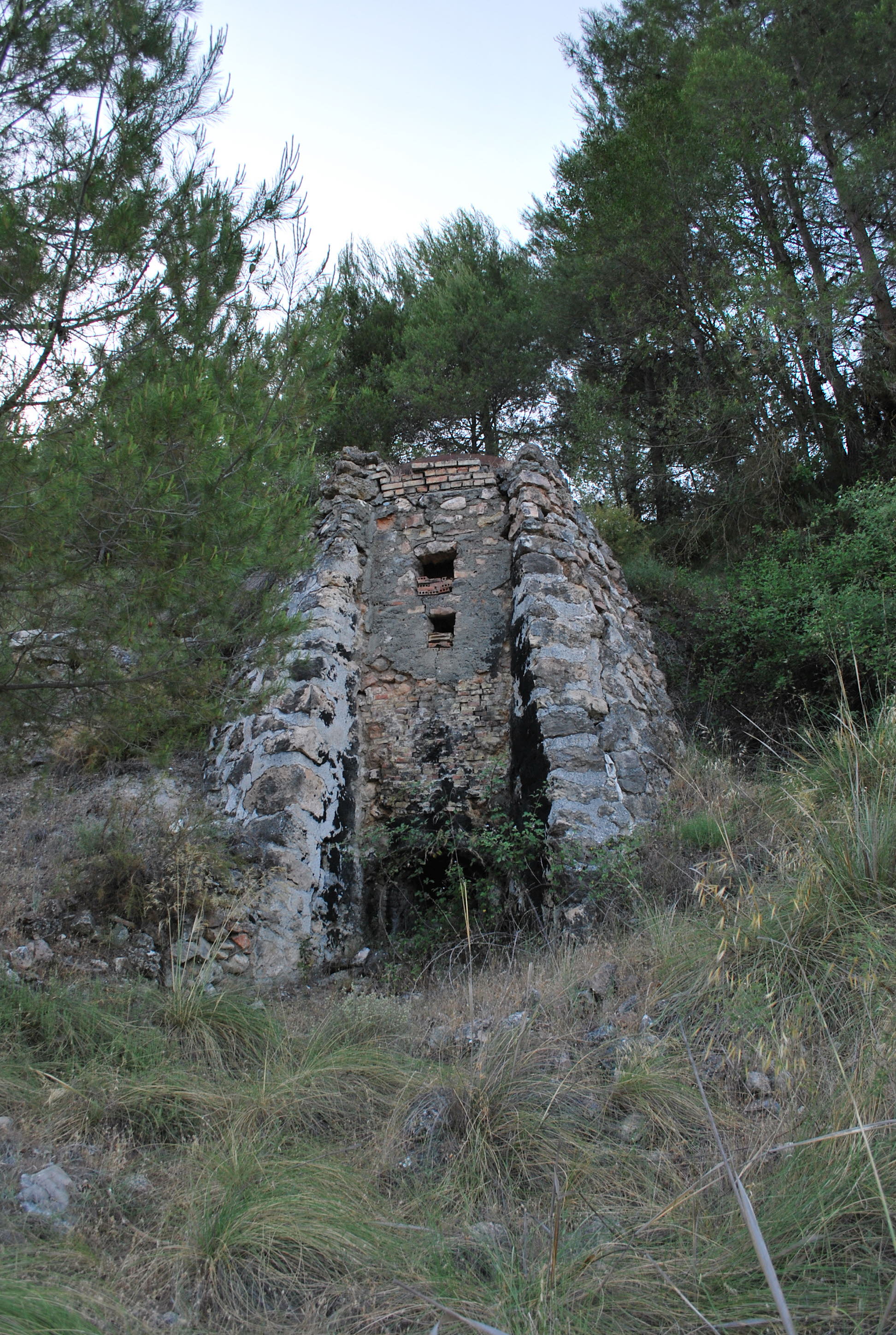 Imagen principal - Arriba, el horno de miera; abajo, la chimenea de la fábrica y un antiguo horno que aún se conserva.