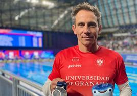 El nadador Santiago Valenzuela, con una de sus medallas.