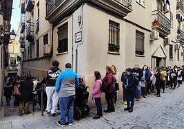 Colas para presentar el currículum para acceder a la oferta de empleo de la residencia.