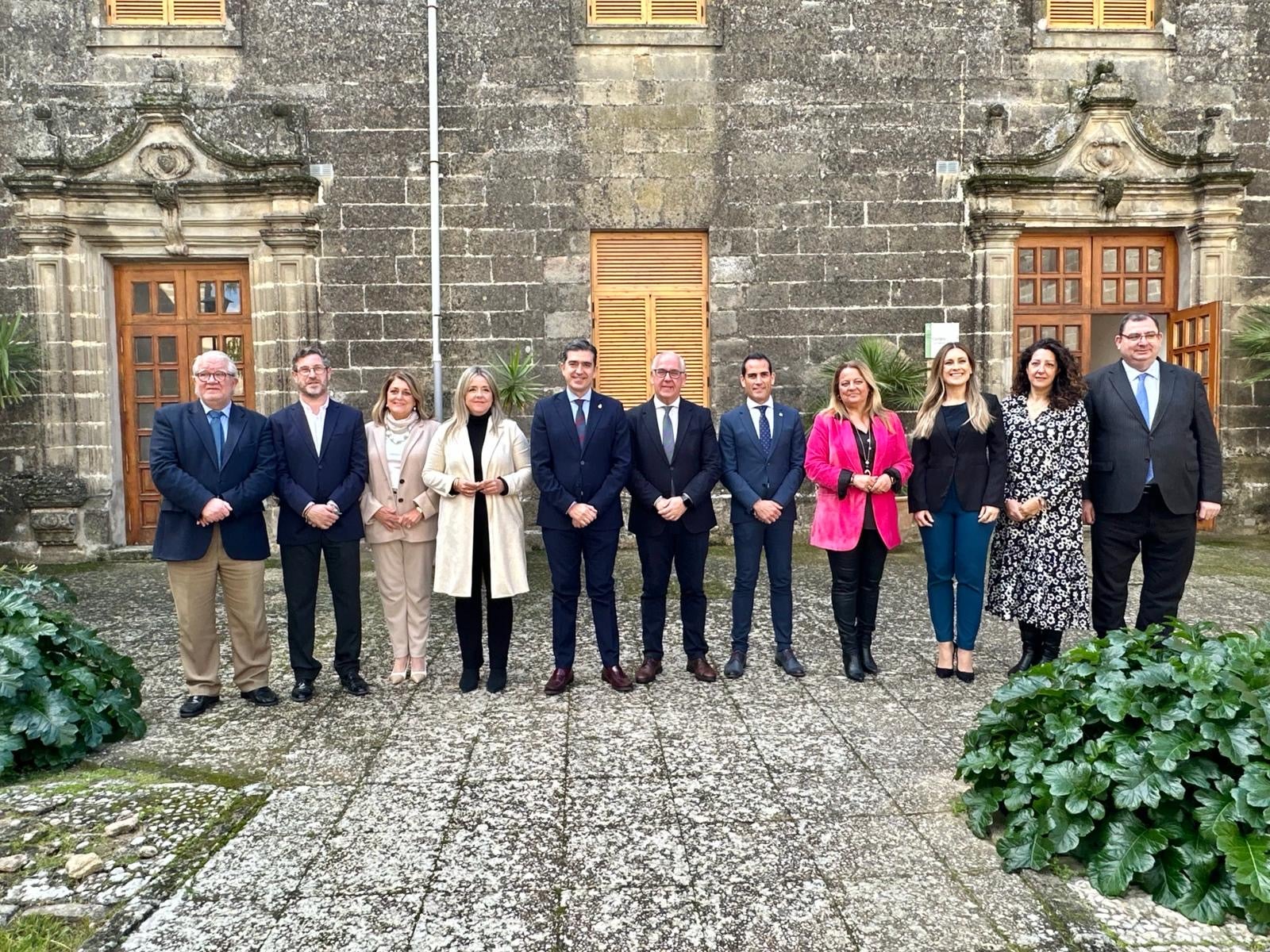 Delegados de la Junta en Jaén, junto al alcalde de Baeza, tras la reunión de coordinación.