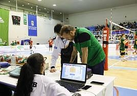 Carlos Carreño, en la mesa de árbitros antes de un partido.