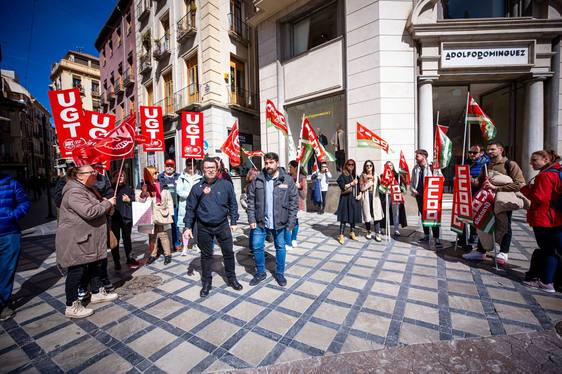 'Curro' Zarza y Roberto Ariza, de UGT y CC OO, este martes en Puerta Real anunciando las movilizaciones del comercio.