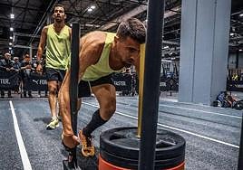 Pablo Sánchez, en pleno 'workout' con Kevin López tras él.