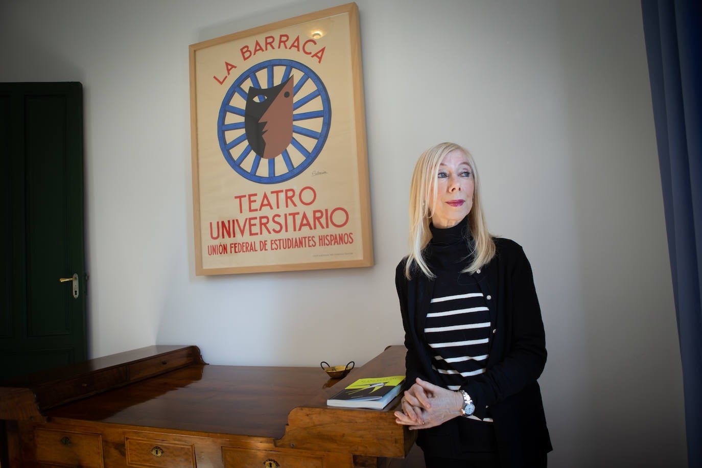 María Jesús Peregrín junto al escritorio de Federico García Lorca en la Huerta de San Vicente.