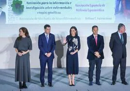 Reina Letizia presidiendo el acto por el Día de las Enfermedades Raras, junto a Juanma Moreno,