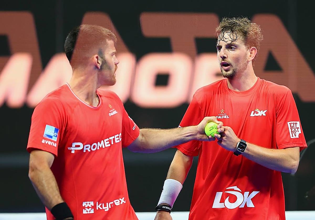 Mike Yanguas, a la derecha, junto a su compañero Garrido.