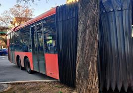 Estado del autobús urbano de Granada tras chocar con un árbol.