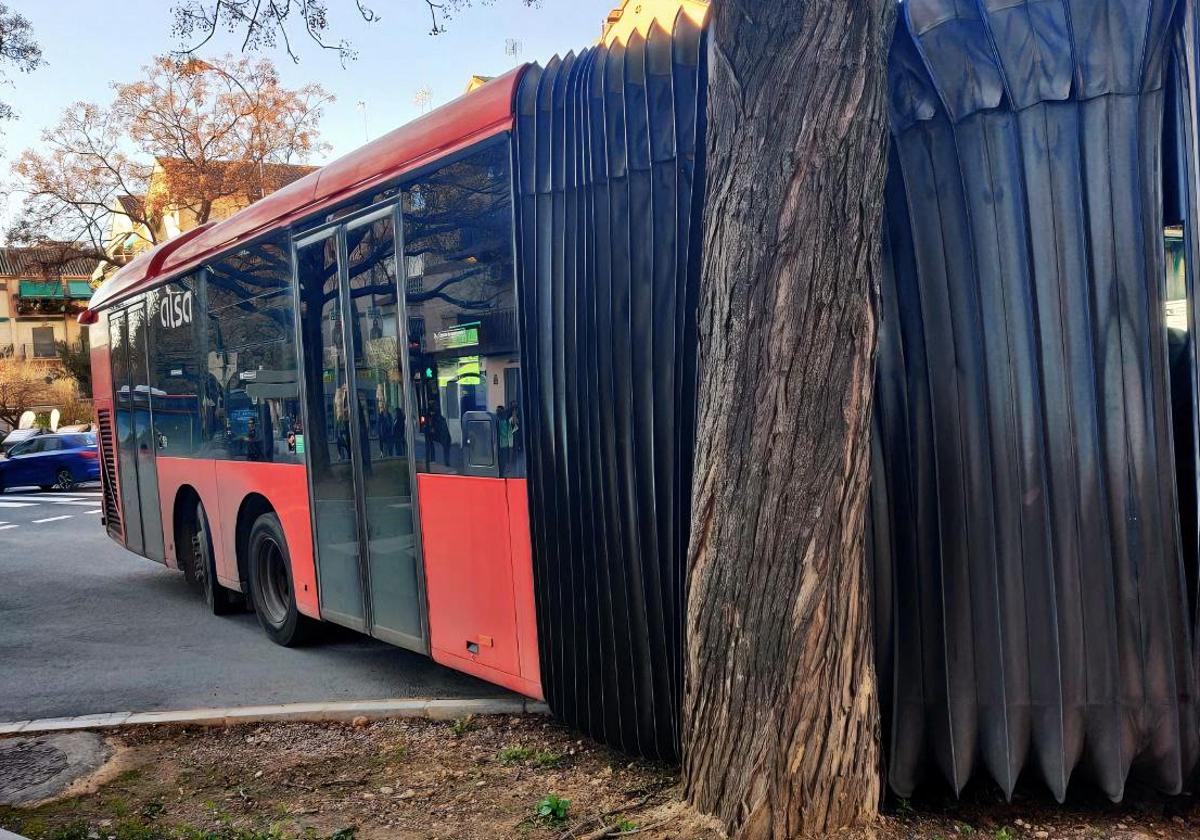 Estado del autobús urbano de Granada tras chocar con un árbol.