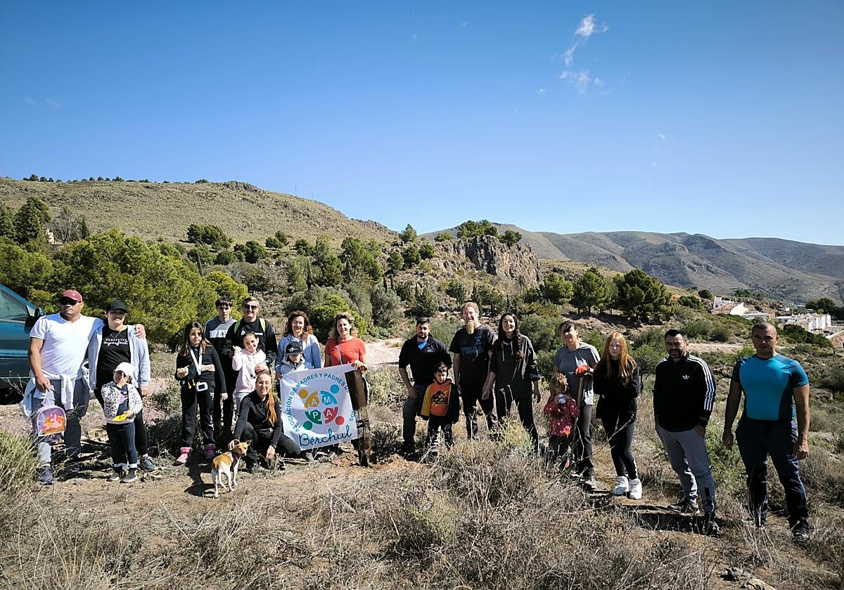 Foto de familia en las cercanías del municipio de Enix.