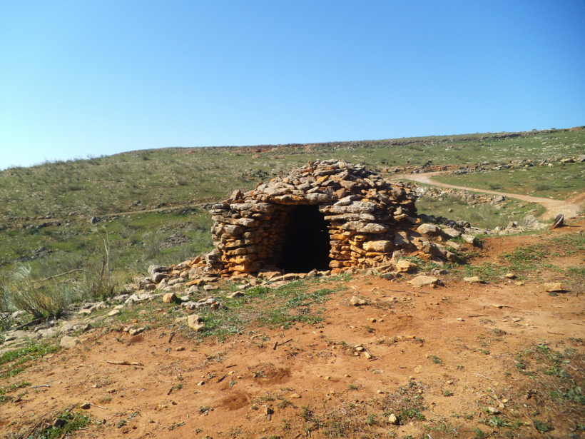 Imagen principal - El poblado prehistórico de Granada cuyas murallas se ven desde el cielo