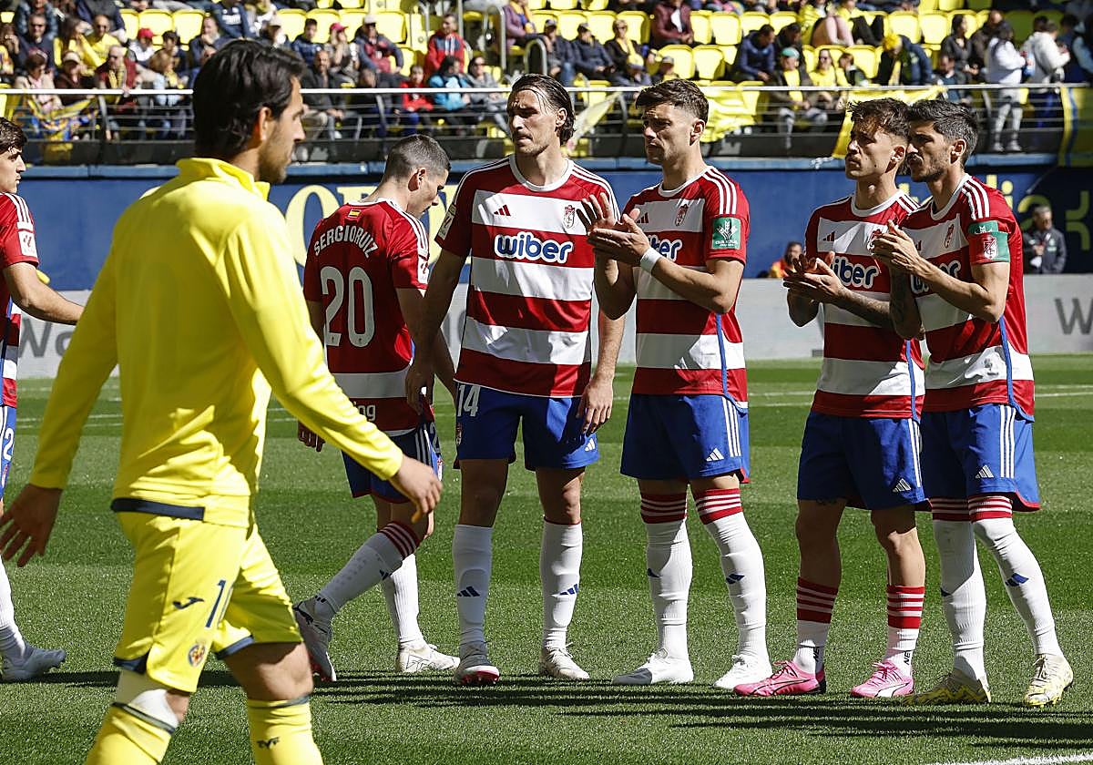 Los futbolistas del Granada aplauden al saltar al Estadio de la Cerámica.