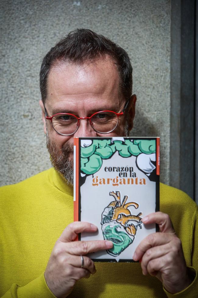 Juanjo Ibáñez, con su libro.