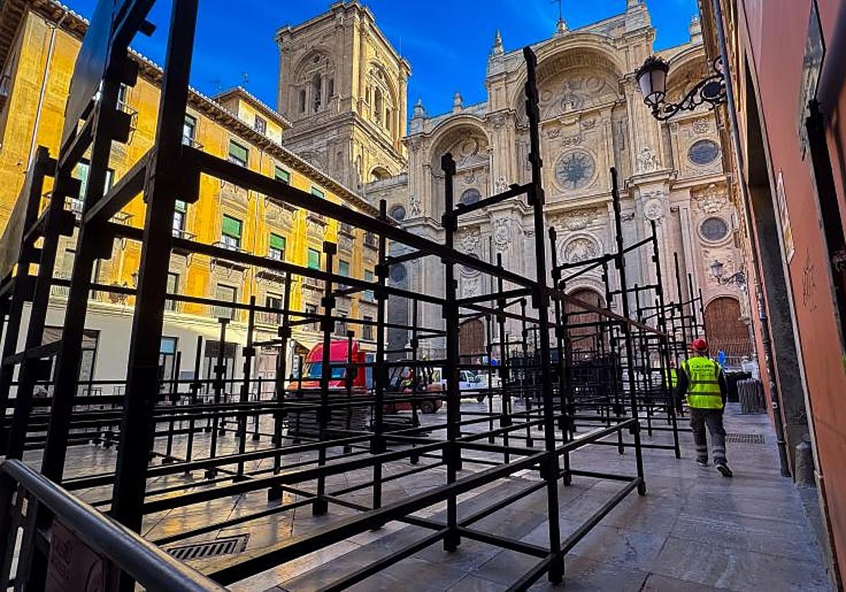 Montaje de la tribuna oficial en Plaza de las Pasiegas.