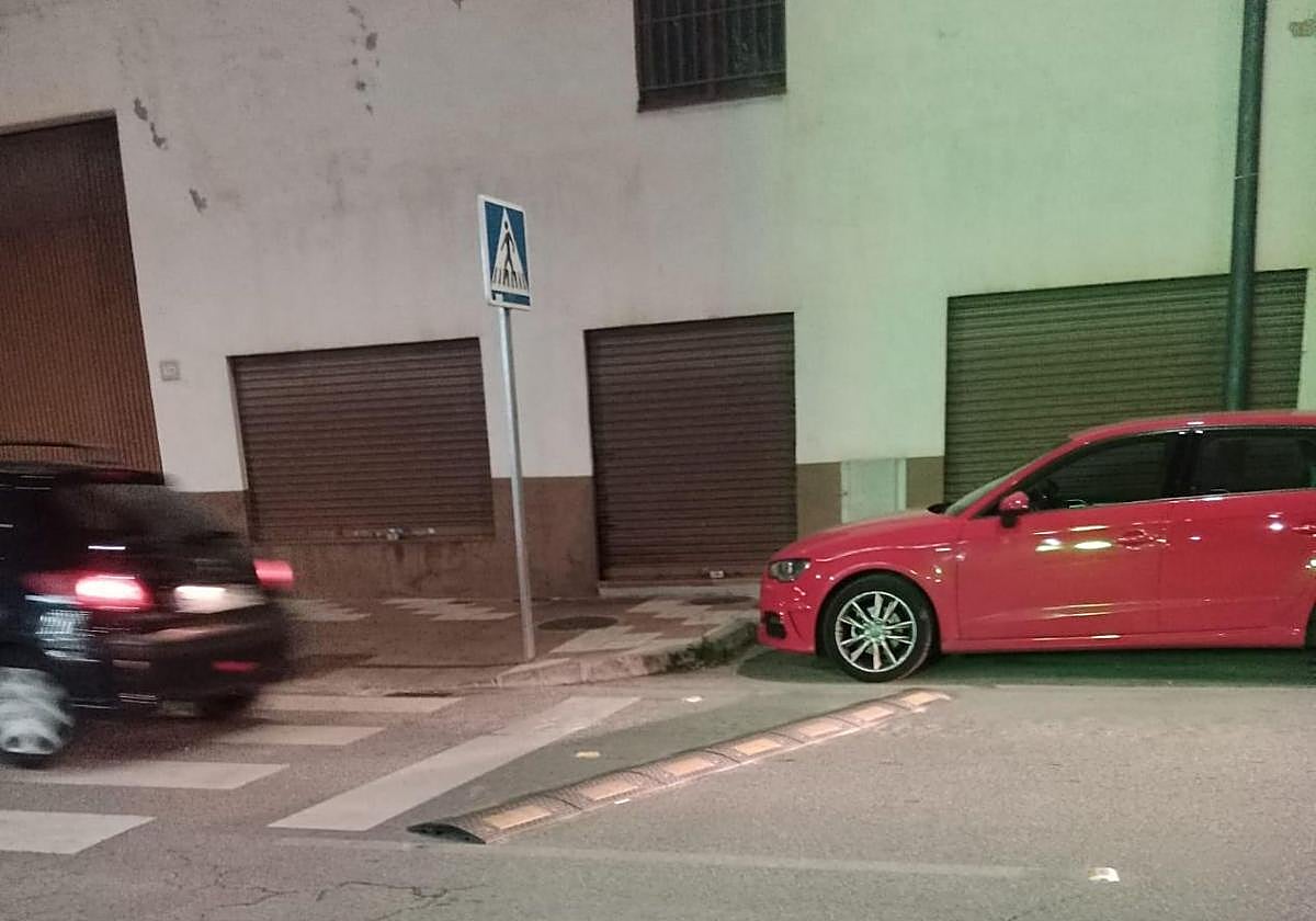 Un vehículo cruza un polémico resalte diagonal en Maracena.