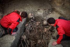 Expertos de la UGR trabajan en una fosa donde se han localizado once cadáveres amontonados.