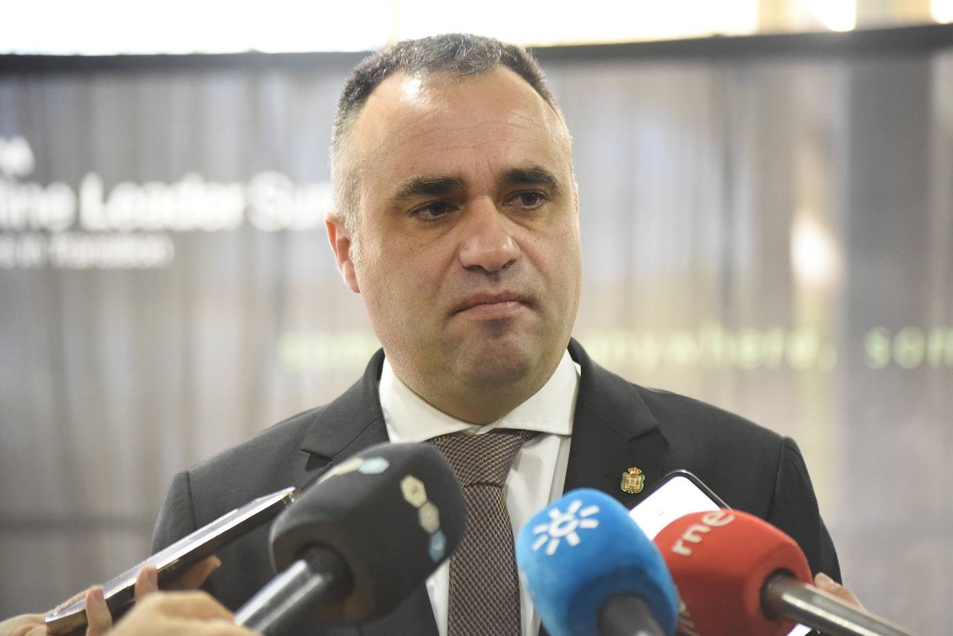 El presidente de la Diputación provincial, Francisco Rodríguez, atendiendo a los medios esta mañana.