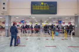 Panel con las salidas y llegadas en el Aeropuerto de Granada