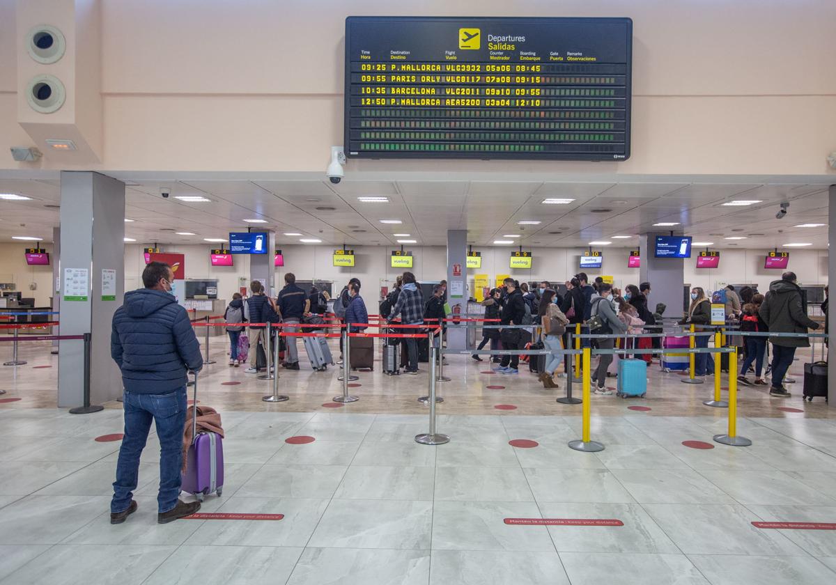 Panel con las salidas y llegadas en el Aeropuerto de Granada