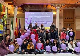 Acto con motivo del 8-M en el Ayuntamiento, con un grupo de menores.