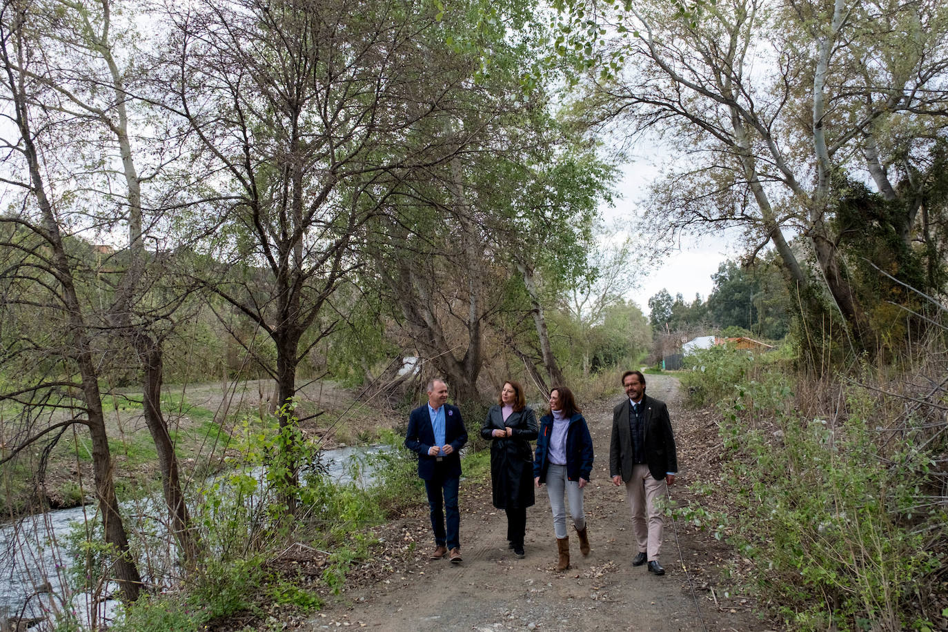 Las autoridades pasean en la ribera.