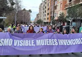 La manifestación con motivo del 8-M a su paso por la avenida de Madrid.