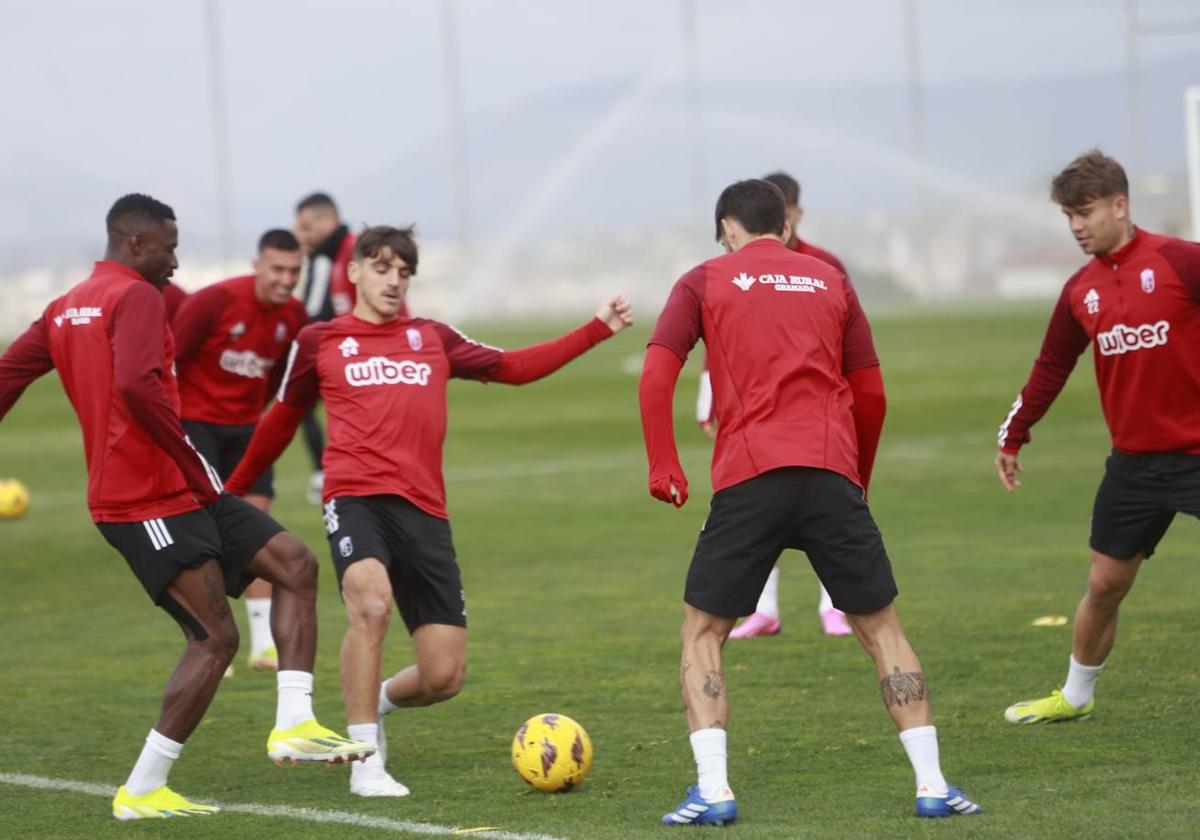 Los jugadores, durante un rondo.