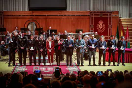 La alcaldesa, Marifrán Carazo, y la concejala Ana Agudo aplauden a varios de los homenajeados en el acto.