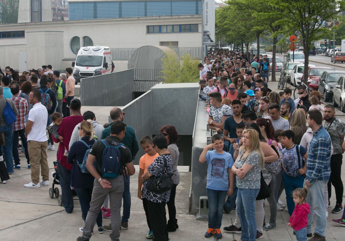 Colas para entrar al Parque de las CIencias, en una jornada de puertas abiertas.