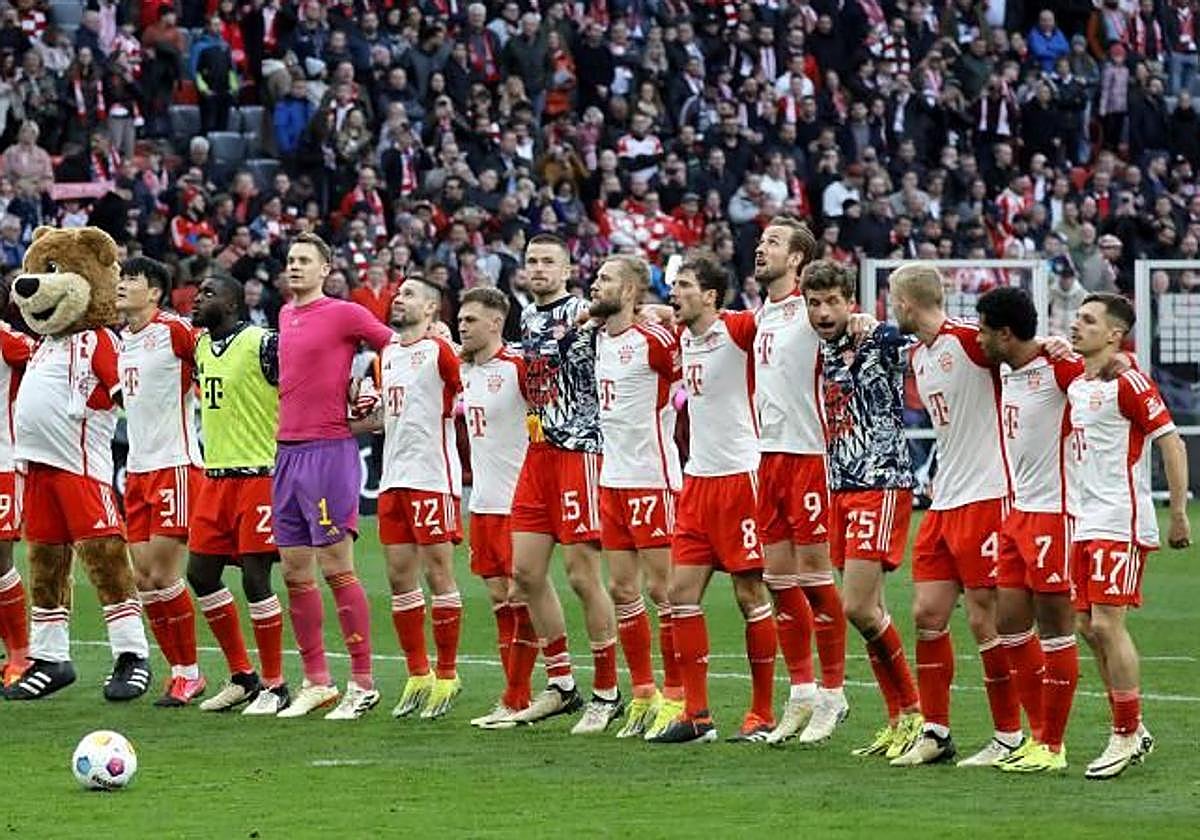Bryan Zaragoza, a la derecha, celebra la goleada del Bayern al Mainz.