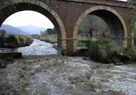 Río Guadalfeo, a su paso por el Puente de los Siere Ojos de Órgiva este sábado.