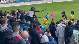 Secuencia de la pelea que ha obligado a detener el partido entre el Motril CF y el Atlético Melilla.