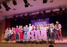 Foto de familia de las premiadas sobre el escenario.