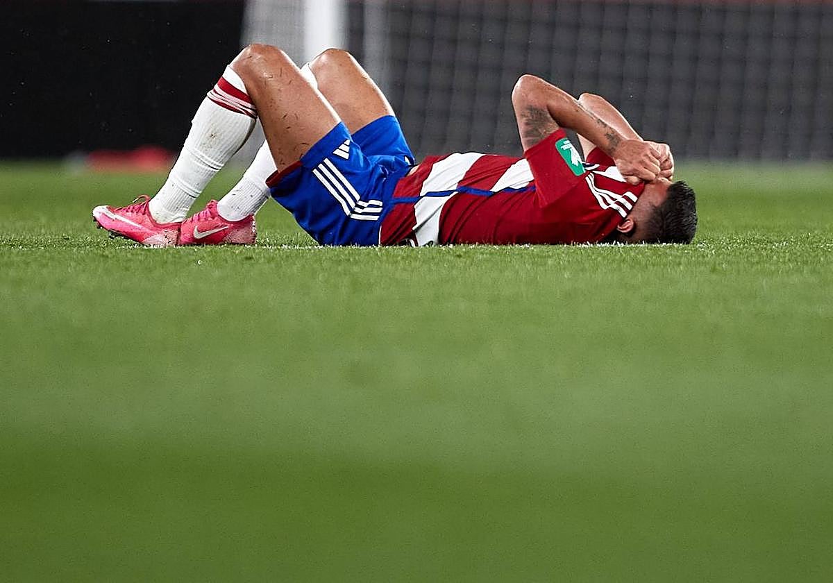 Uzuni, que hizo un doblete, se duele de un golpe en la cara.