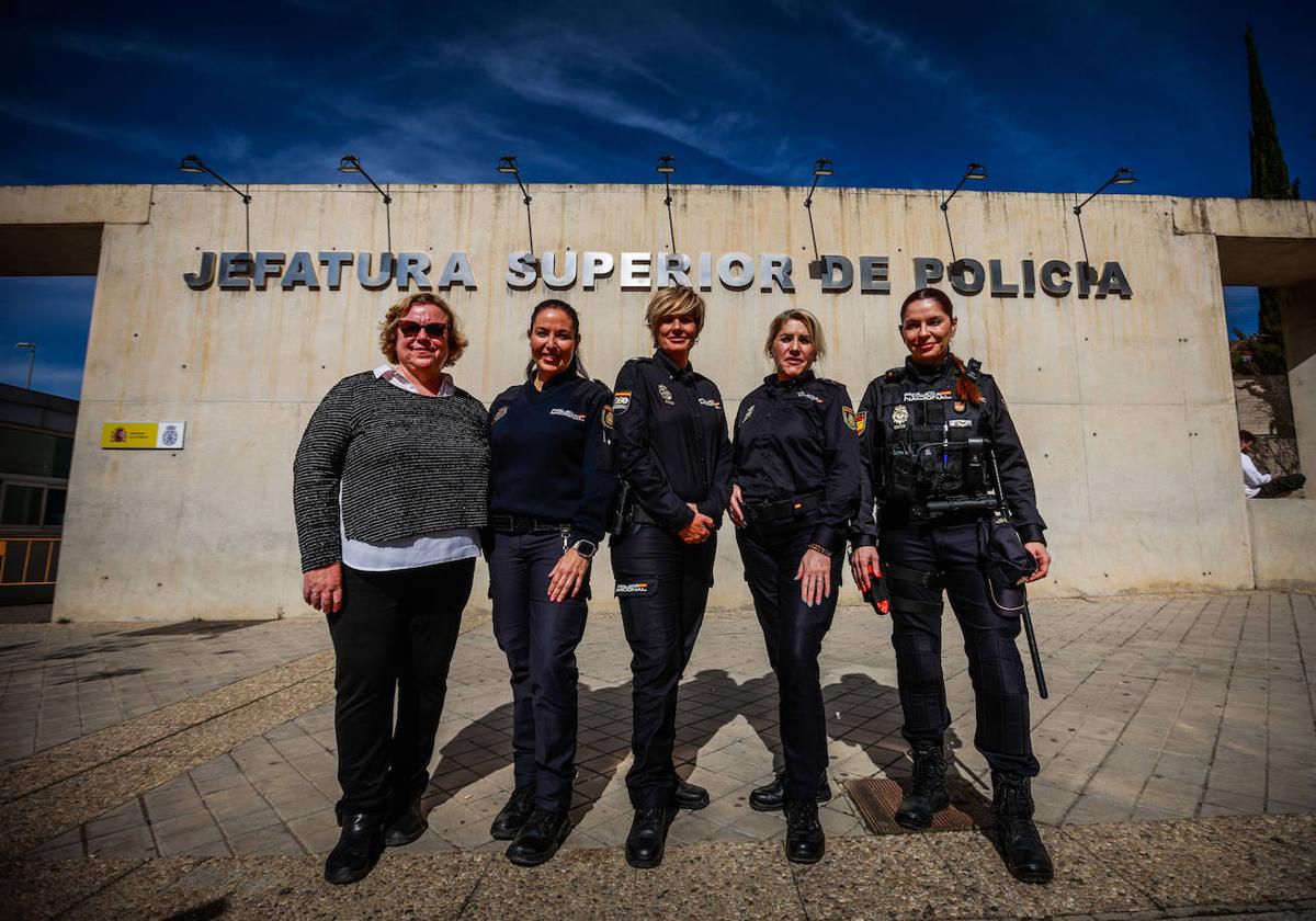 Las cinco agentes de la Policía Nacional posan en la Jefatura Superior.