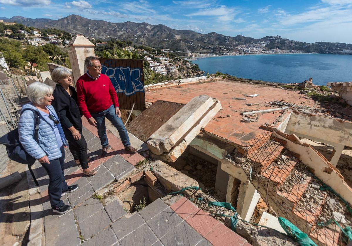 Los vecinos observan los daños de los corrimientos de tierra en la urbanización.