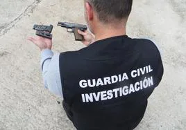 Pistola hallada durante los registros en la operación antidroga en Granada