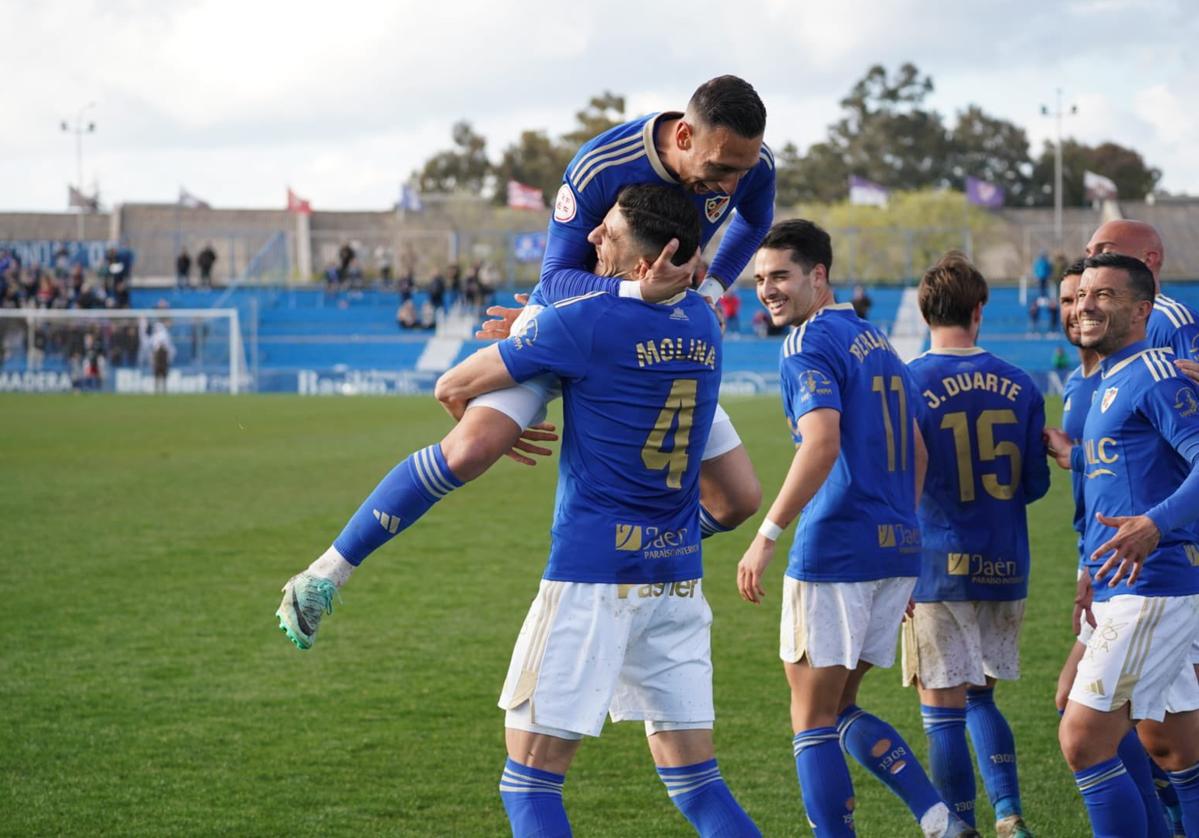 Los azulillos celebran uno de los tantos del partido.