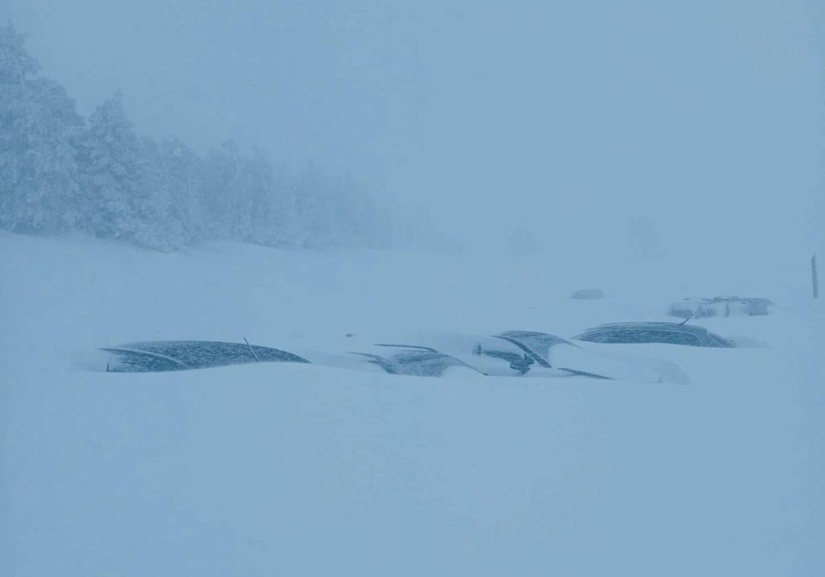 Coches sepultados por la nieve en la Hoya de la Mora