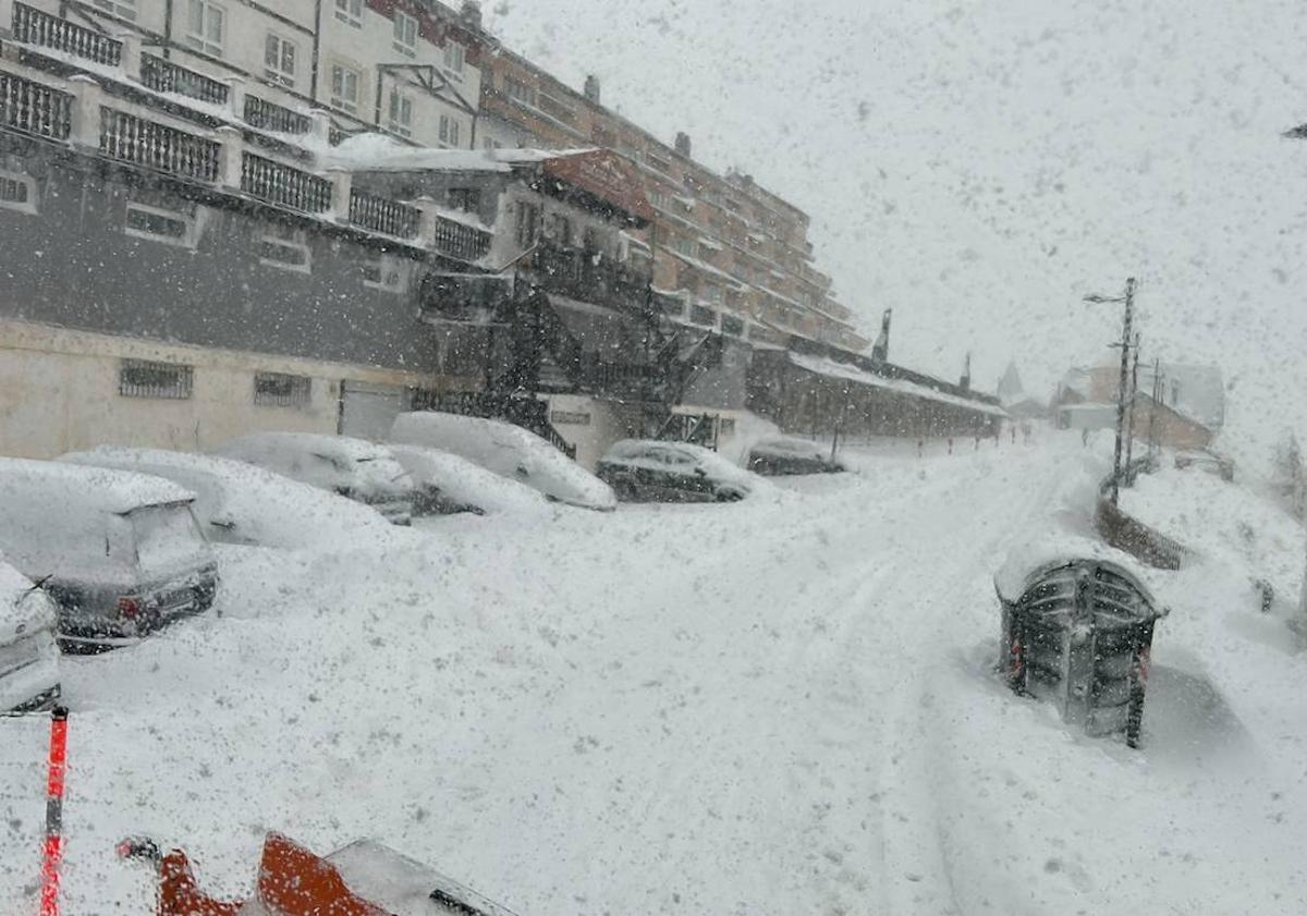 Imagen principal - Las dos primeras imágenes, de labores de limpieza de nieve en Pradollano.; la tercera, del municipio de Torre Cardela.