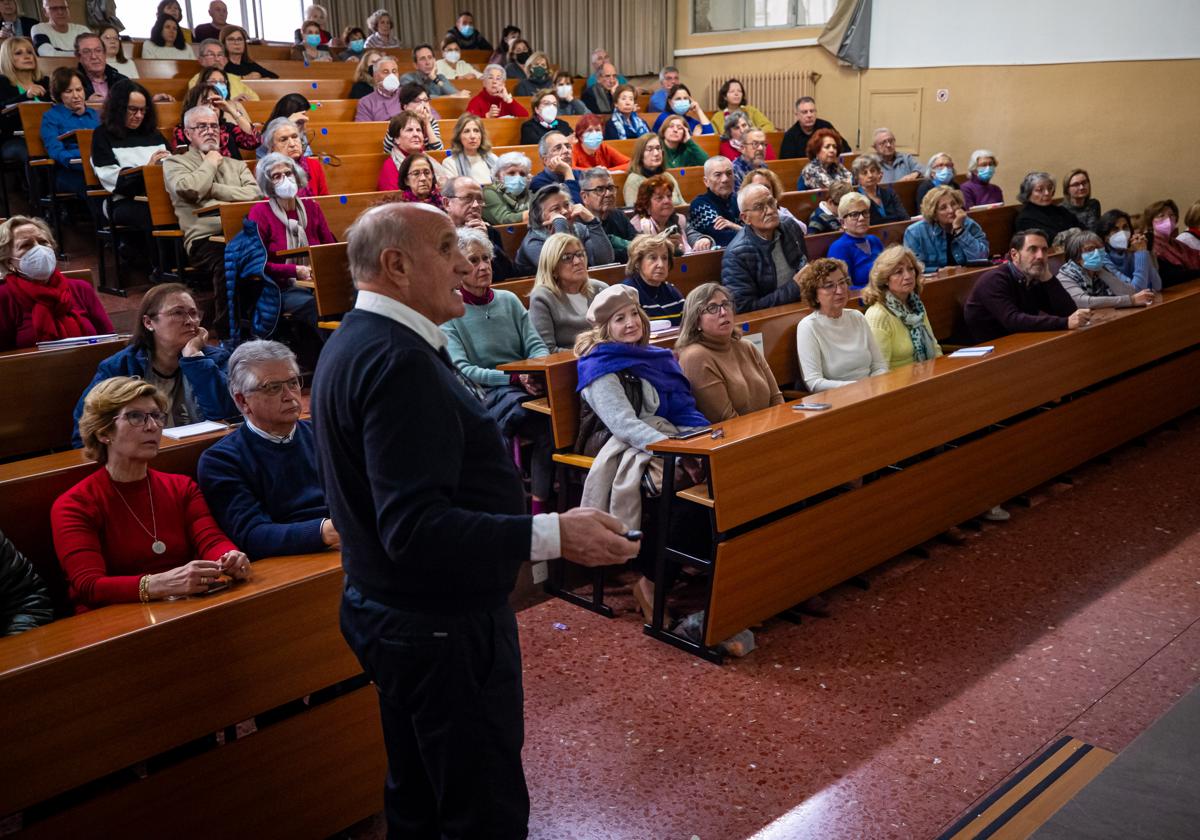 Una clase del aula universitaria de mayores.