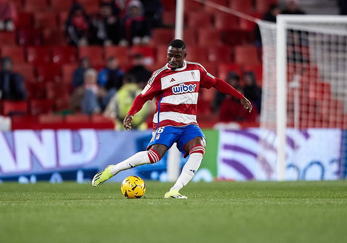 Hongla patea el balón.