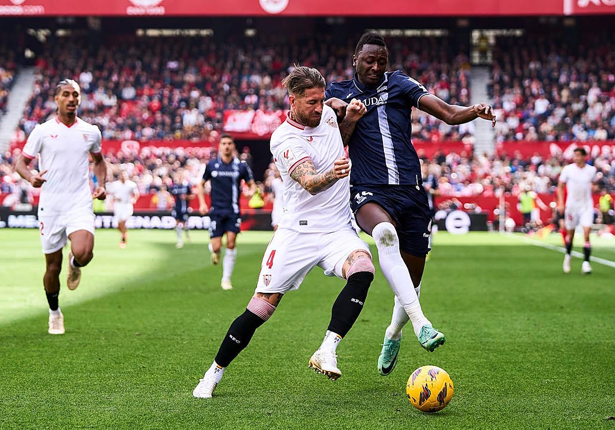 Sergio Ramos, solidez en la cobertura del Sevilla, pelea con Sadiq Umar.