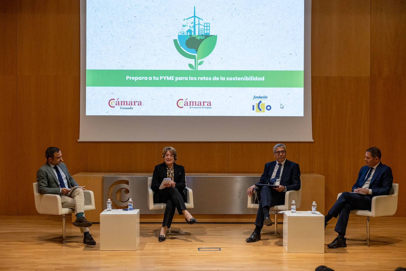 El director de IDEAL Quico Chirino, la presidenta de Cámara de España, Inmaculada Riera, el presidente del ICO José Carlos García de Quevedo y el presidente de Cámara Granada, Gerardo Cuerva.