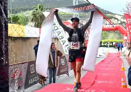 Salva Olivas celebra su triunfo en la carrera.