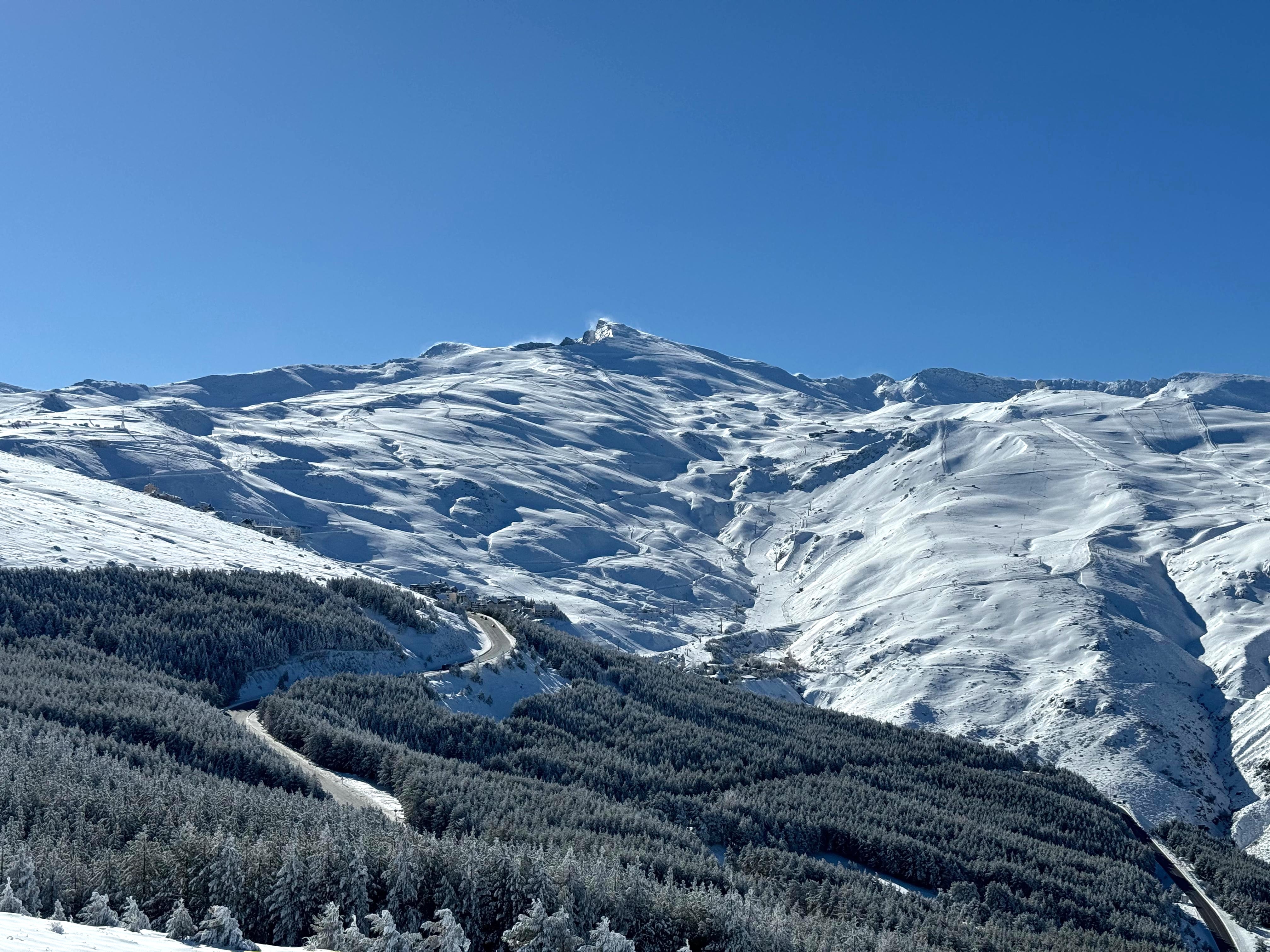 Imagen secundaria 2 - «Bienvenidos a esta maravilla»: espectaculares imágenes de la Sierra tras la mayor nevada en años