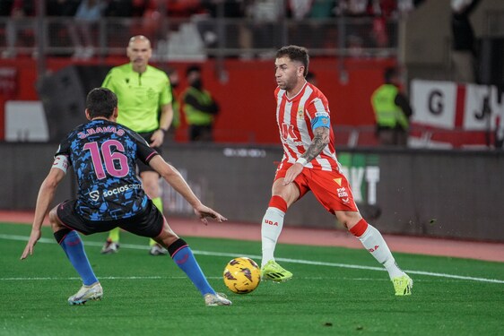 Adrián Embarba, que encara a Jesús Navas, puso al Almería por delante al hacer bueno un magistral servicio de Jonathan Viera.