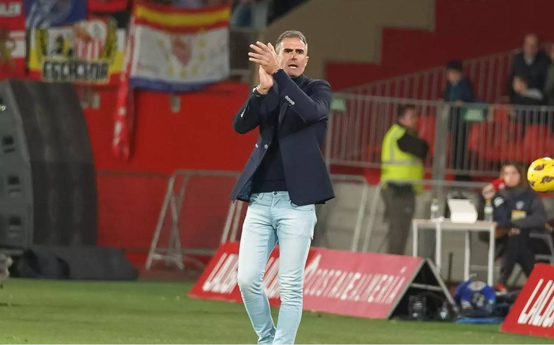 Gaizka Garitano aplaude al equipo ayer ante el Sevilla.