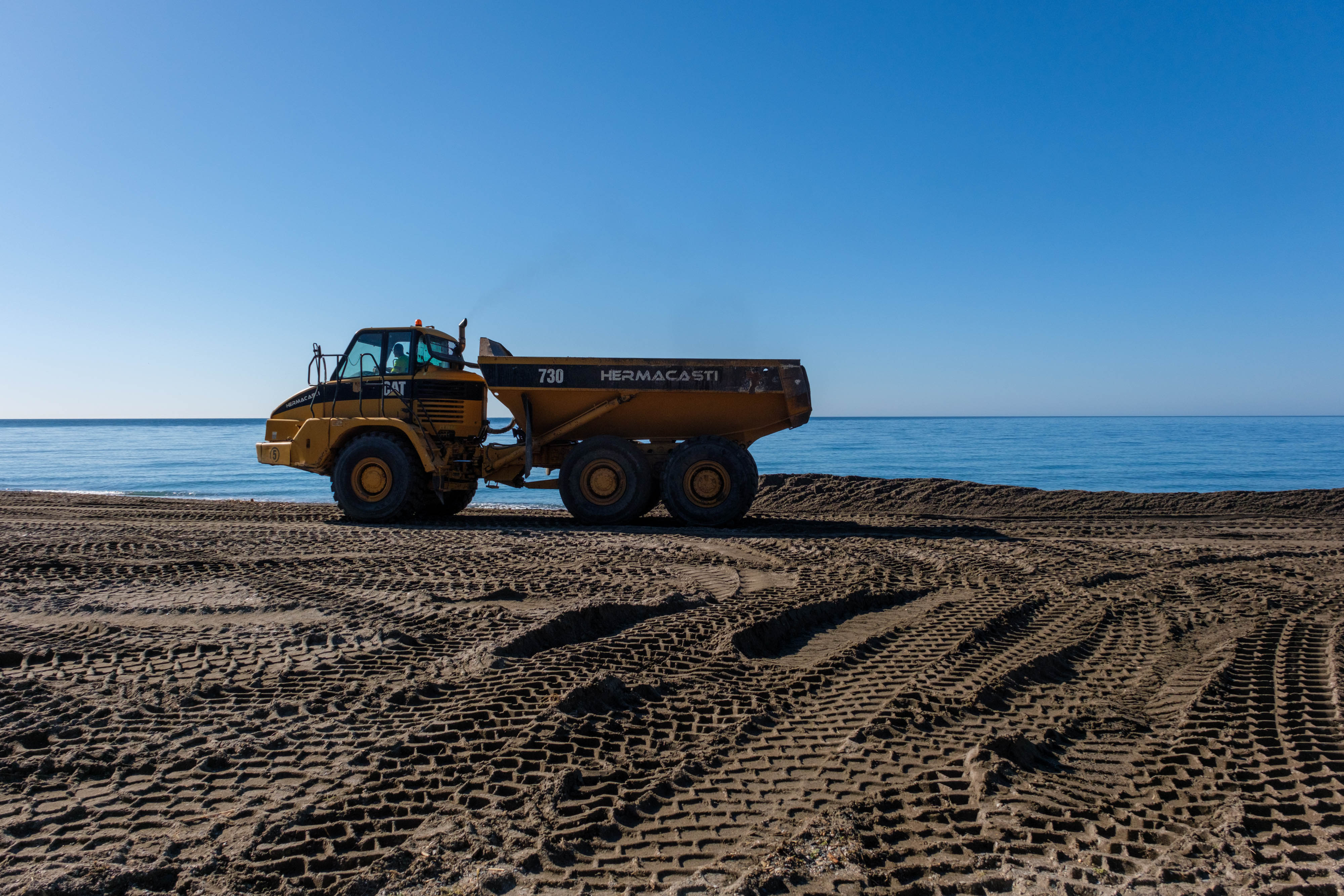 La puesta a punto de las playas de Granada de cara a Semana Santa, en imágenes