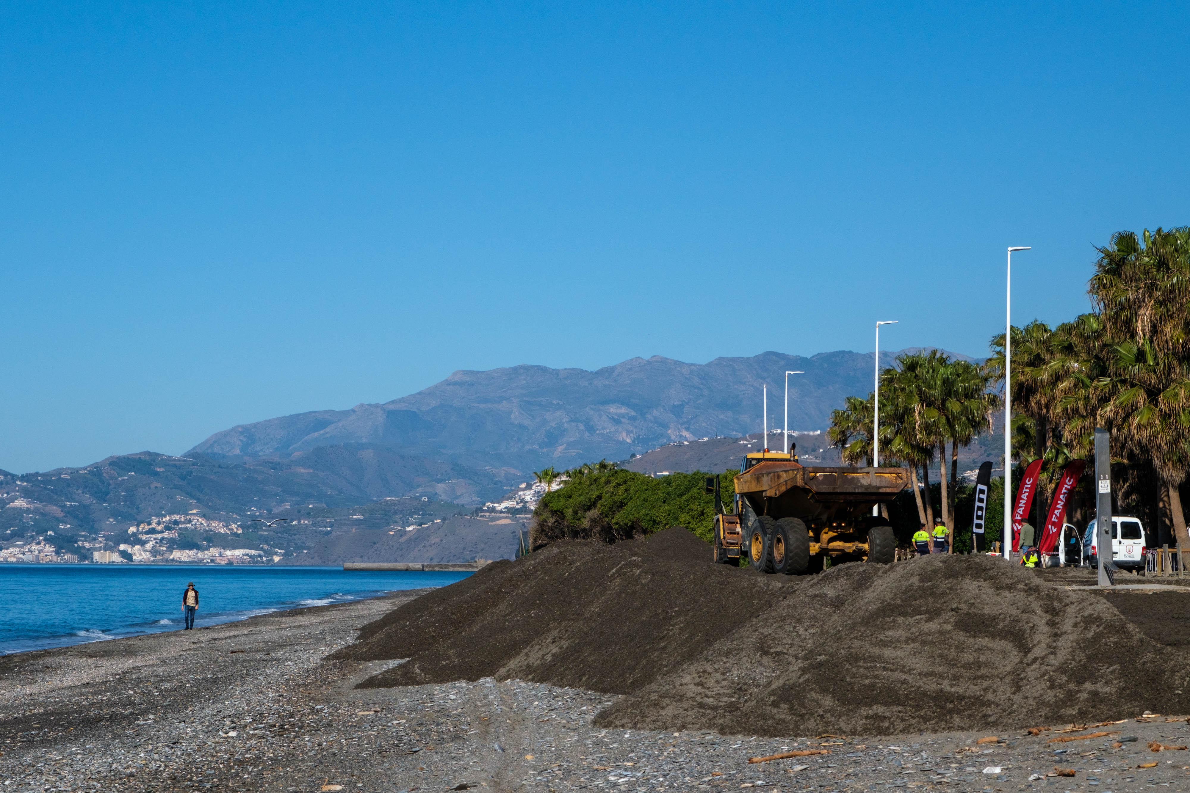 La puesta a punto de las playas de Granada de cara a Semana Santa, en imágenes